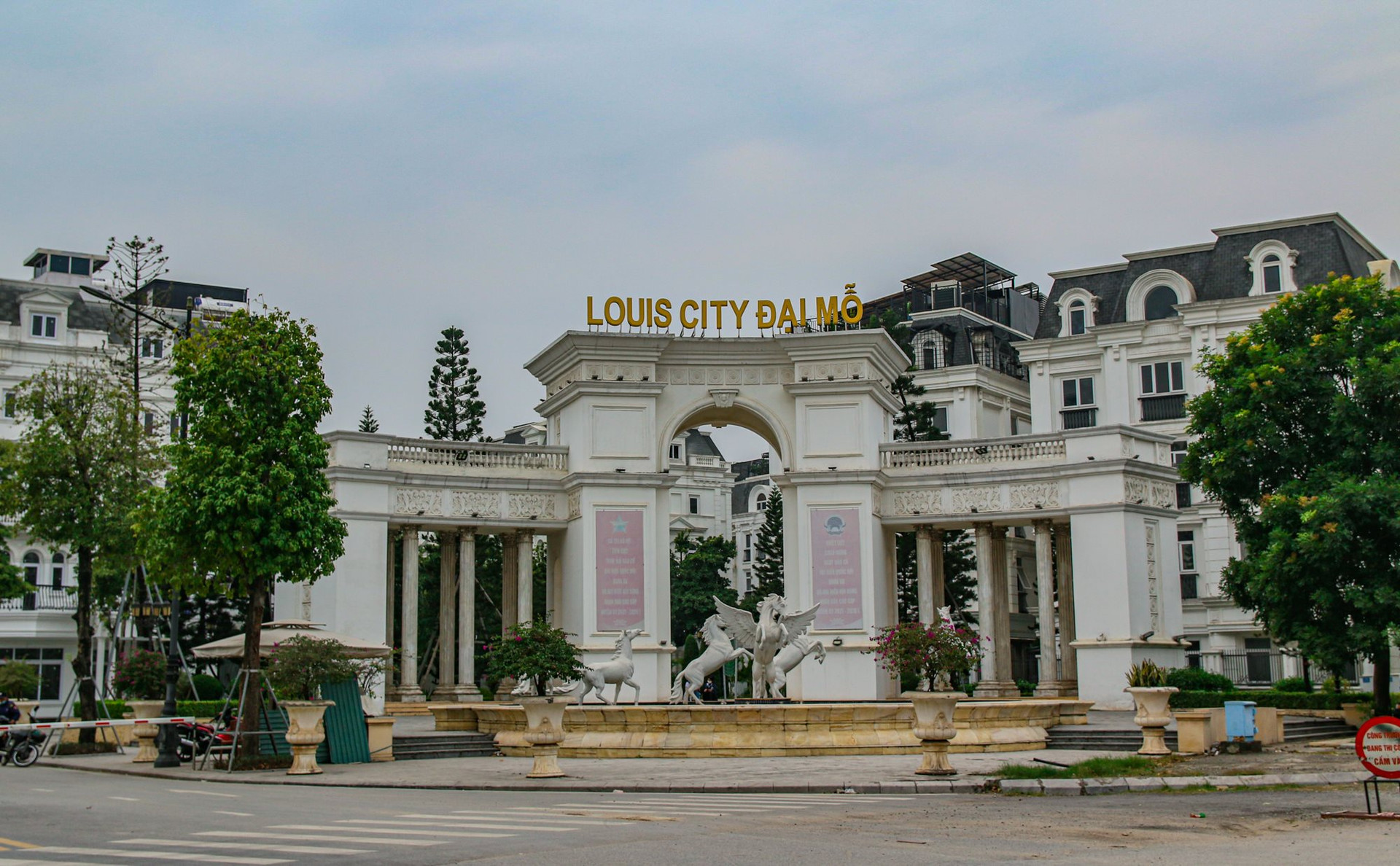 Bán nhà phân lô Louis City Đại Mỗ mặt ngõ 63 KD sầm uất 100m² 5 tầng vỉa hè rộng. - Ảnh 1